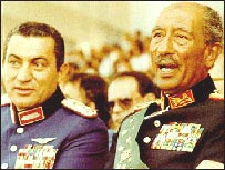 سادات (راست) و مبارک معاون وی 