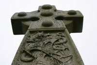 Cerfiad ar ben croes er cof am Morrisiaid Môn.