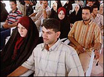 Casais em uma cerimônia de casamento xiita em Bagdá