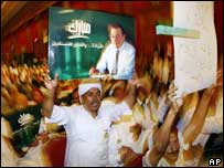 Correligionários saúdam chegada de Hosni Mubarak a local de campanha