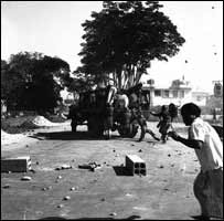  سڑکوں پر پھیلی تباہی