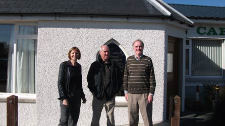 Catrin Stevens, Rhys Mwyn a Bob Morris yn Efailwen Catrin Stevens, Rhys Mwyn a Bob Morris yn Efailwen