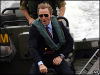 O ator Daniel Craig chega de lancha para sua apresentação em Londres como o novo James Bond