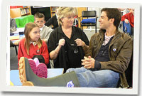 Mrs Jones y dirprwy yn cyflwyno crys-T Coed-y-Gof i Gethin