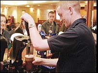 在酒吧打工的学生