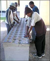 V zinkovém dolu hrají o polední přestávce hru owella