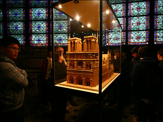 始建於12世紀的巴黎聖母院是巴黎其中一個最著名的景點。