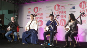 Hibiki Ichikawa先生（左二）和他在伦敦的弟子们演奏日本传统乐器三昧线