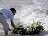 Du khách thả hoa xuống biển