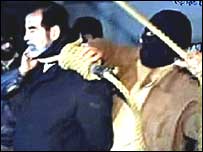 صدام کو پھانسی کا پھندا لگایا جا رہا ہے