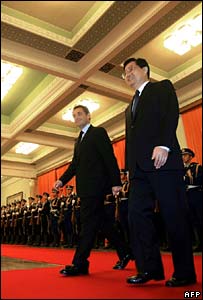 Nicolas Sarkozy (à esq.) e Hu Jintao