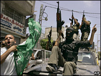 جشن هواداران حماس در شهر غزه پس از شکست دادن نیروها فتح