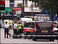 Policejní kordon u stanice Shepherd's Bush