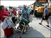 Teksas'ın Galveston kentini terketmek için otobüs sırasında bekleyenler