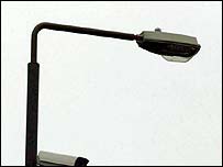 Poste cede ao receber impacto de um carro