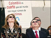 Rainha Noor, da Jordânia, e Alvaro Uribe, presidente da Colômbia