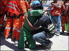 Omar Reygadas arrodillado con su hijo