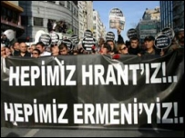 "Hepimiz Hrant'ız. Hepimiz Ermeni'yiz" yazılı döviz