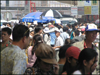 Việt kiều tại Sân bay Tân Sơn Nhất