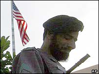 policial saudita em frente à embaixada americana