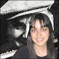 تارا کمانگر و تصوير امين الله حسين در پس او