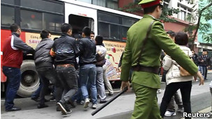 Bắt người biểu tình lên xe bus ở Hà Nội 