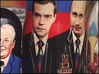 Bonecas russas mostrando Medvedev e Putin