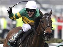 Tony McCoy yn dathlu ar ben Don't Push It