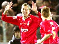 پيتر کروچ بازيکن ليورپول گل خود را جشن می گيرد