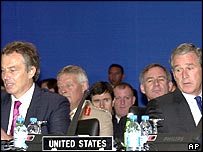 Nato oturumlarına katılan Blair ve Bush