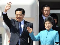 Chủ tịch Hồ Cẩm Đào và phu nhân đến Nhật Bản