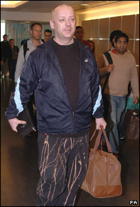 Boy George desembarcando no aeroporto de Heathrow