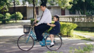 習近平和女兒舊照(新華社圖片)