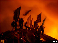 Palestinci na střeše necarimské synagogy
