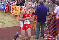 Alun Vaughan yn dod dros y llinnell derfyn yn Ras yr Wyddfa