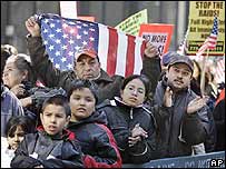 Imigrantes fazem manifestação em Chicago em dez de março