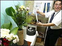 Chủ tịch tập đoàn Let's Corp, ông Matsumi Gotoh trình bày hệ thống Ka-on cho phép 'Hoa nói chuyện với người'