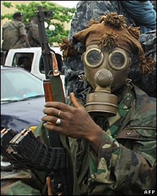 A rebel fighter wearing a gas mask on the outskirts of Abidjan (5 April 2011)