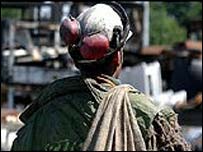 Um trabalhador de mina, visto de costas