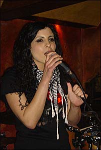 哈达尔在酒吧演唱