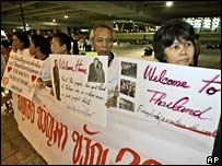Ủng hộ viên của ông Thaksin chờ đợi ông tại sân bay