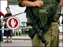 Gazze'nin askeri bölge ilan edilmesinin ardından nöbet tutan İsrail askeri