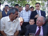 Günter Verheugen Tuzla köyünde halkla konuşuyor (Fotoğraf: Kadir Konuksever)