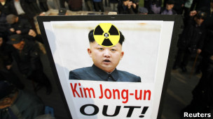 韩国反核游行中的金正恩照片