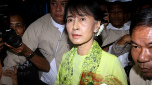 Bà Suu Kyi trên đường ra sân bay đi Mỹ