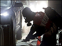 Soldado alemão desinfeta veículo na ilha de Ruegen