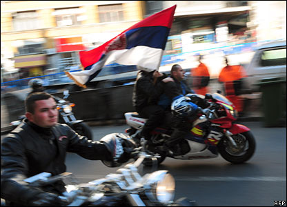 Shumica e serbëve kundërshtojnë me forcë humbjen e Kosovës të cilën e konsiderojnë si qendrën e tyre kulturore dhe fetare.