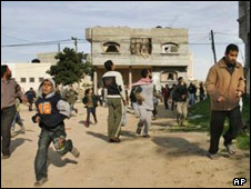 ساکنان غزه در زمان حمله هوایی اسرائیل