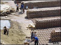 بسياری از کارفرمايان به خاطر دستمزد پايين تر کارگران افغان، آنها را استخدام می کنند