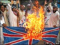 Paquistaneses protestam contra a Grã-Bretanha depois de Salman Rushdie receber o título de cavaleiro